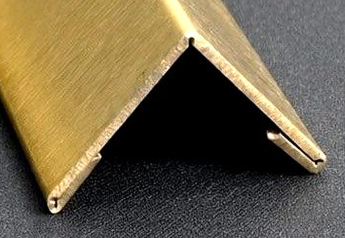 Corner & Edge Guard Profile: bent edge close-up 4