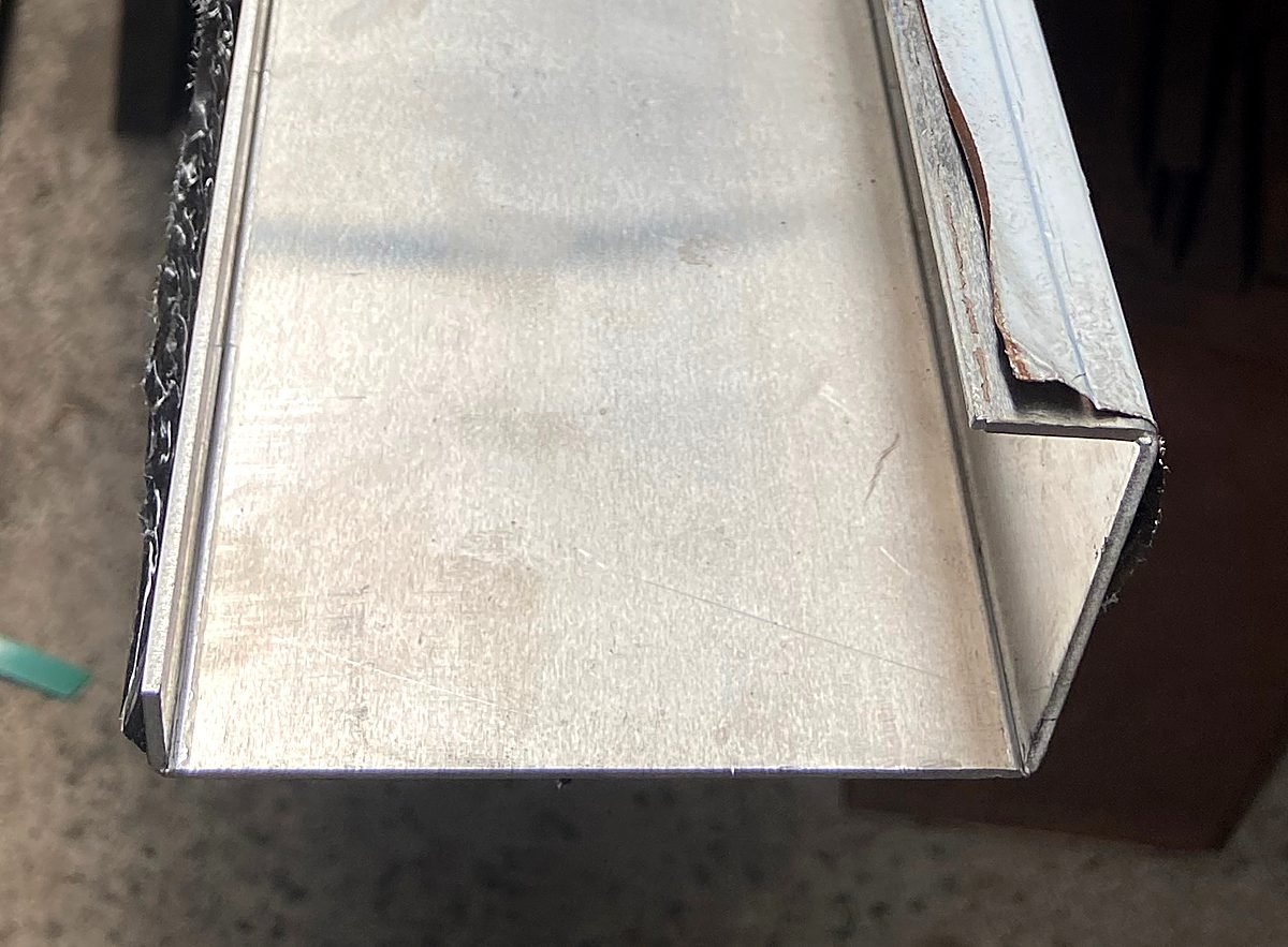 Custom U Profile: bent edge close-up 1