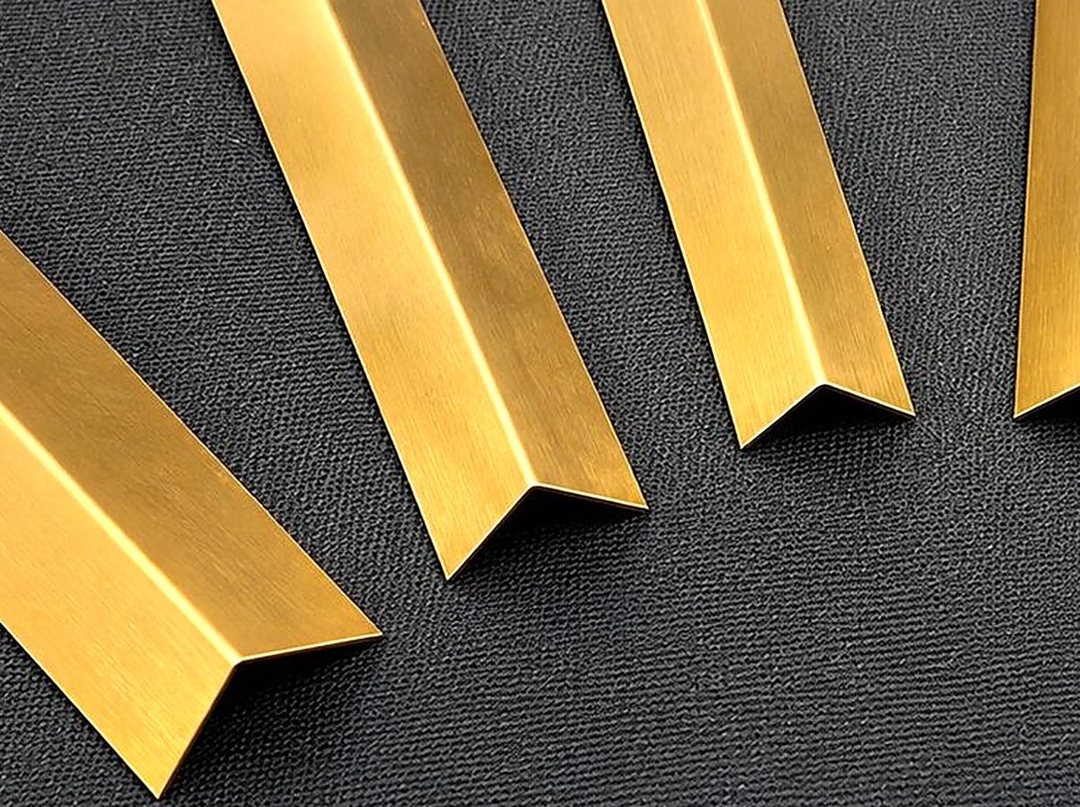 L Profile: bent edge close-up