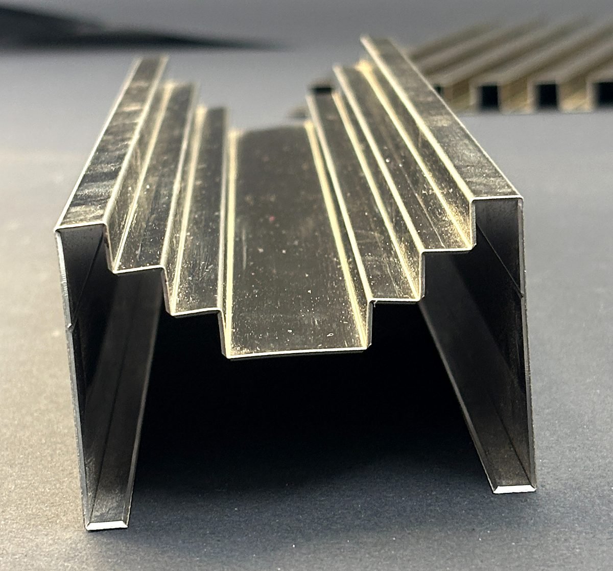 M Profile: bent edge close-up