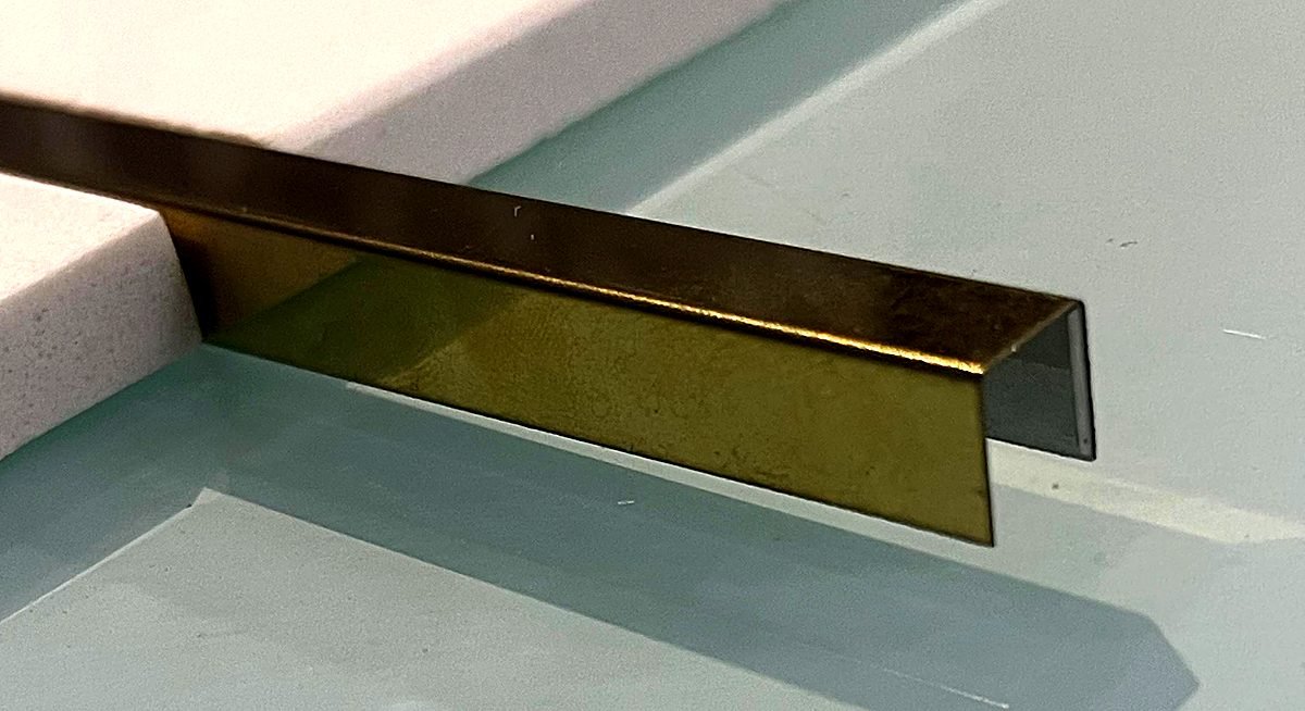 U & C Profile: bent edge close-up 3
