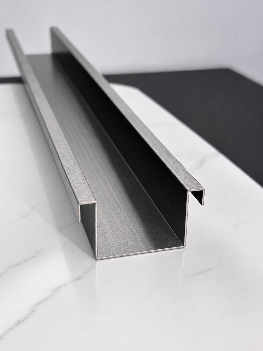 Tile highlighter strip in stainless steel with a groove, on marble