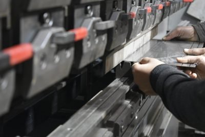 Checking a folded profile at the press brake
