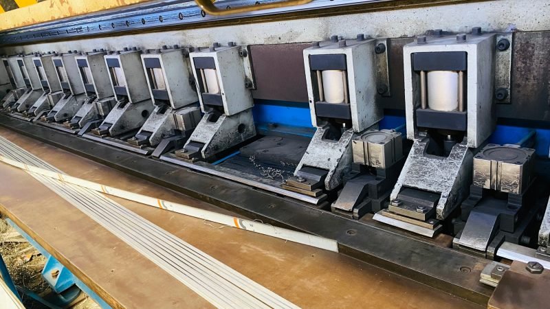 The clamp row of the 4 m CNC V-grooving machine